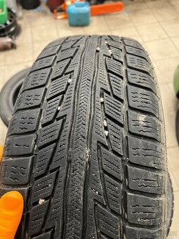 Pneu 215/65 R16 - 1