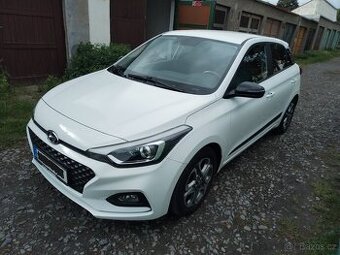 Hyundai i20 1.2 benzín, 56000km, TRIKOLOR PREMIUM PLUS