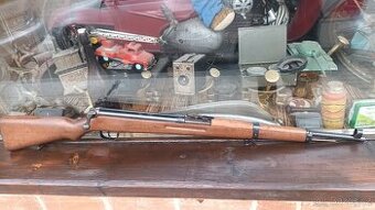 Vojenská vzduchovka vzor.47 se Lvíčkem.