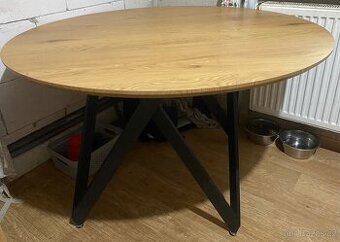 Kulatý stůl 120 cm – pevný a prostorný