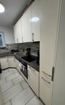 Moderní bílá kuchyňská linka ADRIANA