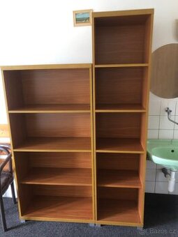 Dřevěná policová knihovna