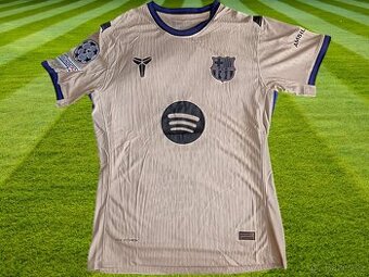 Venkovní dres FC Barcelona 25/26 edice „Mamba“ slonová kost