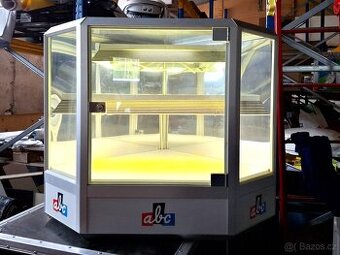 Prosklená osvětlená rohová vitrina