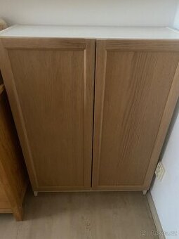 knihovna Billy Ikea.