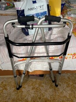 Chodítko pro seniory krokovací skládací