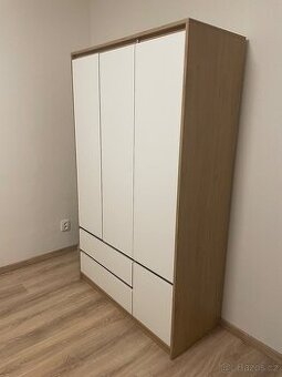 Skříň BILLUND - bílá/dub