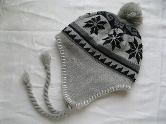 čepice se vzorem zateplená