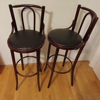 Dvě barové židle – dřevo, koženkový sedák, elegantní styl