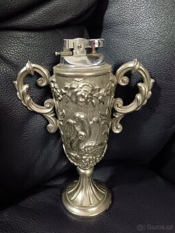 Stolní kovový zapalovač holubičky