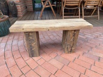 Masivní dřevěná lavička drásaná