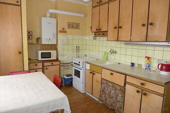 Prodej prostorného cihlového bytu 3+1 s balkonem a zahradou