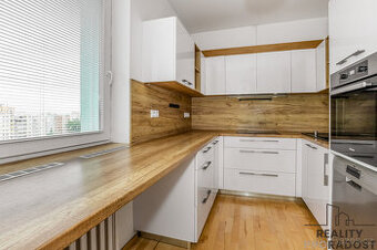 Světlý prostorný byt 3+1 s jídelnou a dvěma balkony v posled