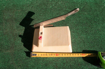 Retro cestovní kráječ zeleniny a salámu