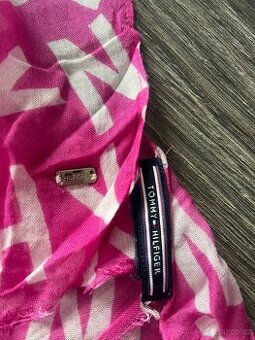 šál Tommy Hilfiger + další zdarma