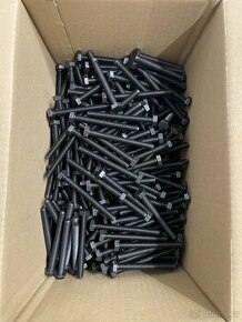 Šrouby černé M8 x 80 820kusů