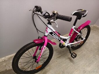 Krásné dívčí kolo