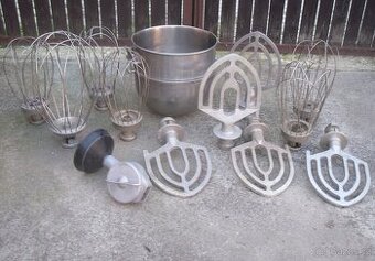 Příslušenství k robotu. Digitální váha. Nářezový stroj.