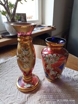 dvě skleněné vázy pastelových barev (výška 21 a 15 cm)