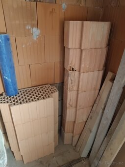 Střešní tašky Letky, hřebenáče a různý stavební materiál