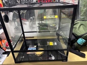 Prodám terárium pro agamu nebo chameleona 60x60x45 + výbava