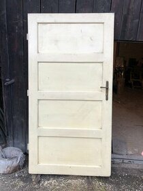 Staré dřevěné dveře s kováním - levé
