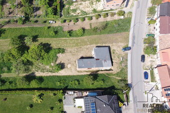 Stavební pozemek o velikosti 1443 m2 s hrubou stavbou RD a k