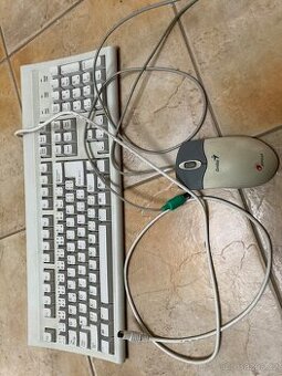 Klávesnice Liteon, myš Logitech, reproduktoty.