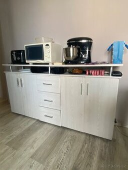 Světle šedá komoda