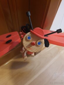 Závěsná beruška / houpací dřevěná dekorace - 1