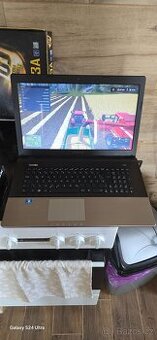 Obrovský krasny notebook Asus