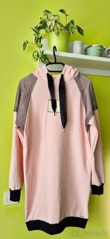 Elegantní mikinové šaty s ozdobnou síťovinou s kamínky