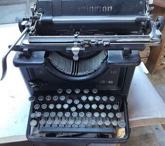 Mechanický psací stroj Remington