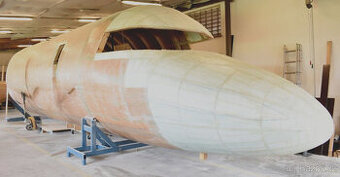 Dřevěný trup letadla – základ pro glamping, domek, ateliér