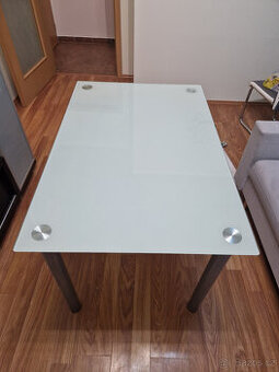 PRODÁM SKLENĚNÝ JÍDELNÍ STŮL