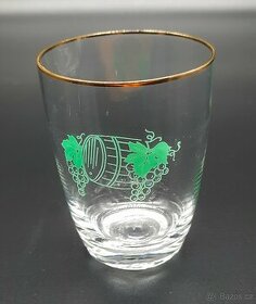 Staré skleničky na víno s motivem sudu