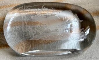 Krásný broušený jelen v skleněném bloku