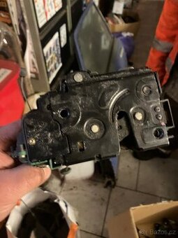 Zámek Škoda Superb1 levé přední dveře