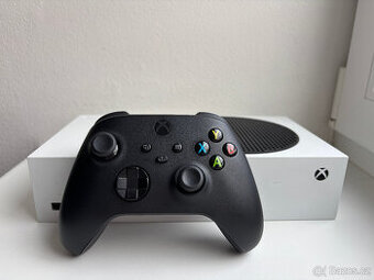 Xbox Series S 512 GB s jako novým ovladačem