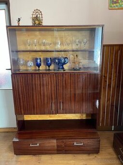 Skříňka s vitrínkou