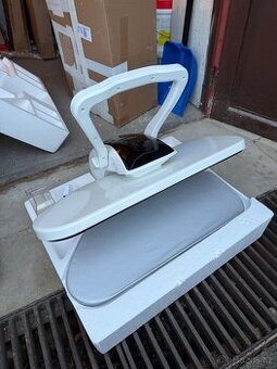 Digitální parní lis s výkonem 2200 W