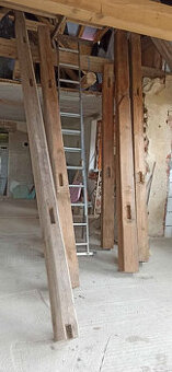 Staré trámy, různé délky a rozměry