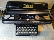 Starožitný psací stroj Ideal