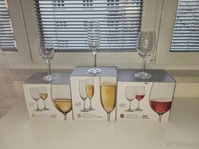 Sklenice na víno s logem