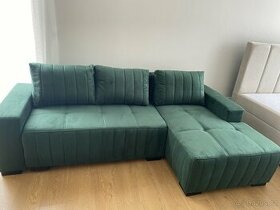 Smaragdově zelený gauč