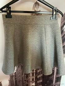 H&M Šedivá zateplená skládaná sukně (36) - 1