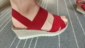 Červené sandály na klínku vel. 37