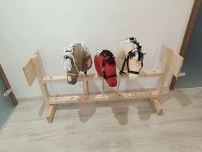 Dřevěný stojan (stáj) na Hobby horse - pro 7 koníků