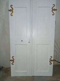 Prodám velmi staré dubové dveře, rozměr výška 214 cm, šířka