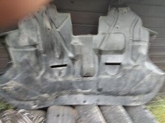 Plastový kryt po motor
